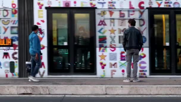 이탈리아 2020 거리에 정류장과 사람들이 대중교통 수단을 이용하고 이용하는 — 비디오