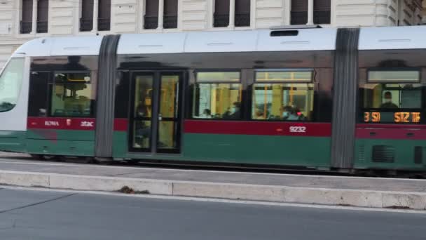 이탈리아 2020 거리에 정류장과 사람들이 대중교통 수단을 이용하고 이용하는 — 비디오