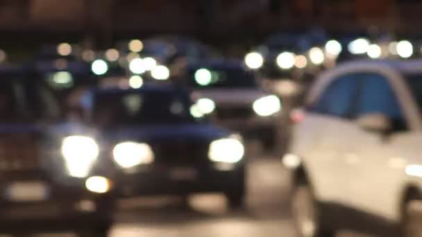 Yoldan Çıkan Arabalarla Şehir Trafiği Bulanık Araba Işıkları — Stok video