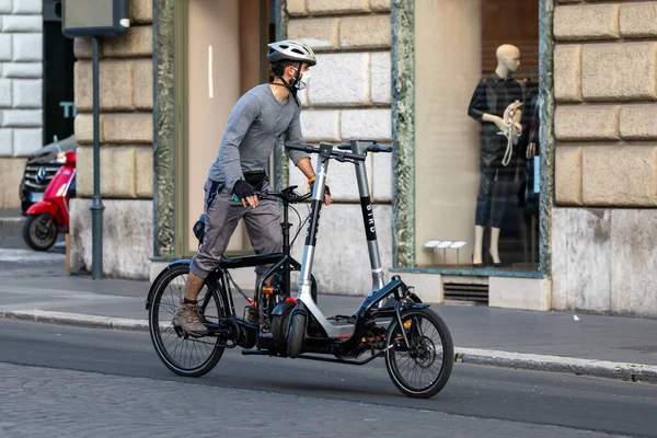 Roma Italia Octubre 2020 Niño Cargo Del Mantenimiento Scooters Eléctricos —  Fotos de Stock