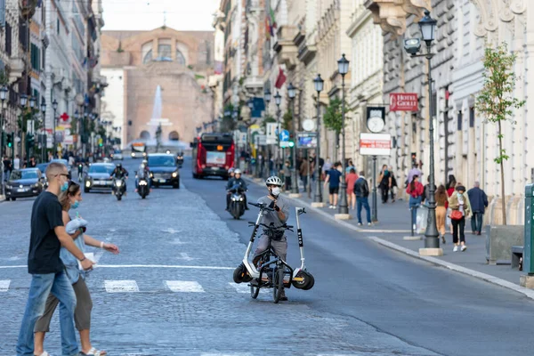 Rome Italie Octobre 2020 Garçon Chargé Entretien Des Scooters Électriques — Photo