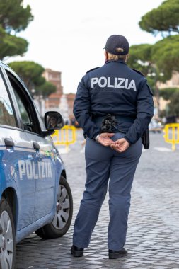 Roma, İtalya - 9 Ekim 2020: İtalyan polis arabasıyla devriye gezen polis, şehirde kontrol noktasında..
