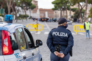 Roma, İtalya - 9 Ekim 2020: İtalyan polis arabasıyla devriye gezen polis, şehirde kontrol noktasında..