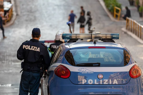 Roma Ottobre 2020 Poliziotto Pattuglia Con Auto Della Polizia Italiana — Foto Stock