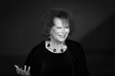 Roma, İtalya - 13 Ekim 2016: İtalyan aktris Claudia Cardinale Roma Film Festivali 'nin 11.' sinde Oditoryum Parco della Musica 'da kırmızı halıya katıldı.