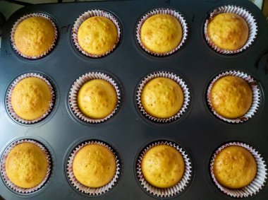 Fırının tepesinde çöreklerle dolu bir kek tepsisi..