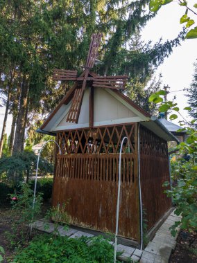 Üstünde yel değirmeni olan küçük bir ahşap kulübe..