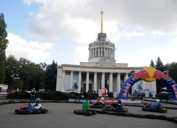 2016 日キエフでカートの愛好家の間ですべてウクライナ競争の最終的な競争の勝者がチケットを受信国際カート マラソン ドバイで最高のウクライナ の現在のチームの一員として全国 — ストック写真