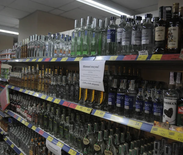 Kiev, gece alkollü içki satışı yasaklanmıştır. 8 Ekim 2016 üzerinde 12 Ekim 2016, şehir içinde alkollü içki satışı yasak gece Kiev yetkililere kararnamenin yürürlüğe girdi. 23. 00-10. 00 