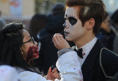 Kostüm geçit zombi Kiev 31 Ekim 2015 tarihinde