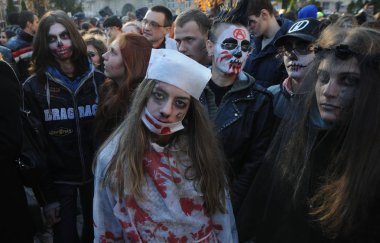 Kostüm geçit zombi Kiev 31 Ekim 2015 tarihinde