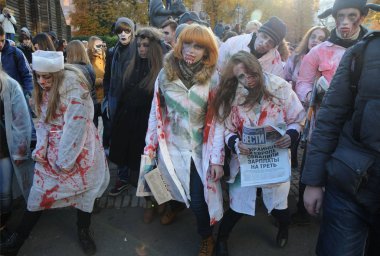 Kostüm geçit zombi Kiev 31 Ekim 2015 tarihinde