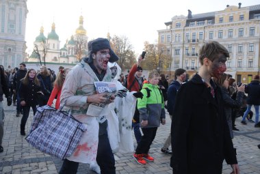 Kostüm geçit zombi Kiev 31 Ekim 2015 tarihinde