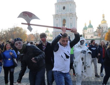 Kostüm geçit zombi Kiev 31 Ekim 2015 tarihinde