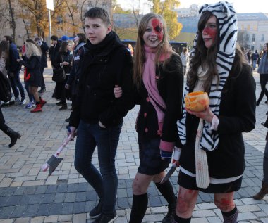 Kostüm geçit zombi Kiev 31 Ekim 2015 tarihinde