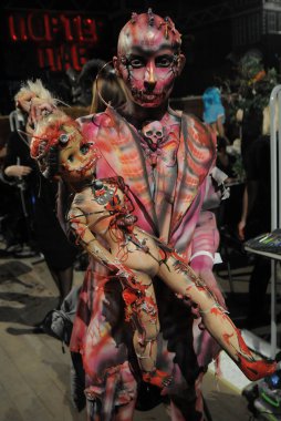 Makyaj sanatçıları ve en iyi görüntü için makyaj sanatçıları arasında Cadılar Bayramı için Kiev 