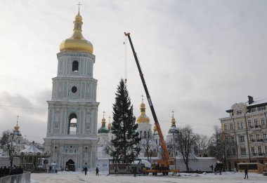 Kiev, Sofya'nın meydanında bir Noel ağacın yüklenmesi 4 Aralık 2016