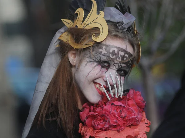 Una Joven Con Traje Maquillaje Demoníaco Participa Desfile Halloween Zombie — Foto de Stock