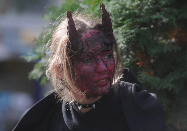 Mladá Žena Nosí Démonické Kostým Líčení Trvá Část Halloween Zombie — Stock fotografie