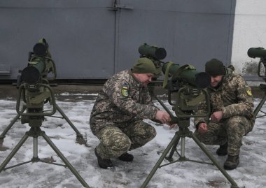 Askerler Corsair tanksavar füze sistemi (Atgm) üzerinde 15 Kasım 2018 Kiev, Ukrayna silahlı kuvvetleri ağır zırhlı personel taşıyıcı silahlarının aktarılması tören sırasında stand..