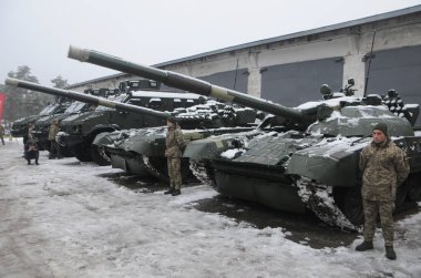 Kiev, 15 Kasım 2018, Kiev zırhlı bitki toprakları üzerinde tankları