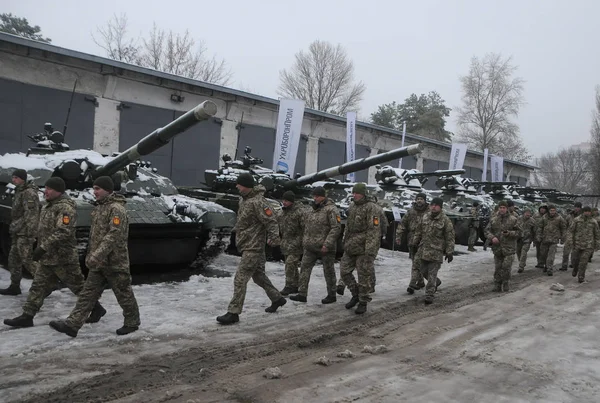Soldados Pasan Cerca Tanques Durante Ceremonia Transferencia Armas Pesadas Equipo — Foto de Stock