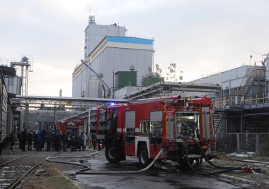 İtfaiye komuta ve personel egzersizleri 20 Kasım 2018 Obolon Kiev, brewery ülkesinde acil durum hizmetleri sırasında.