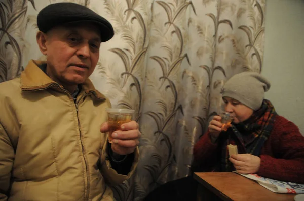 Emberek Teát Iszik Kijevben Fűtés Állomáson 2017 Január — Stock Fotó