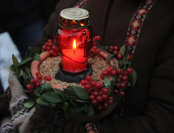 Kvinna Håller Ett Ljus Som Hon Deltar Commemorationceremoni Årsdagen Hungersnöden — Stockfoto
