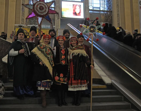 Künstler Singen Weihnachtslieder Auf Dem Bahnhof Kiew 2017 — Stockfoto