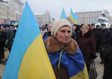 Kiev, Ukrayna Ortodoks United Konseyi kiliselerde tutan 15 Aralık 2018 vesilesiyle Ayasofya Meydanı'nda toplanan insanlar