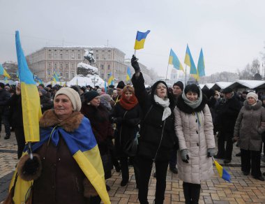 Kiev, Ukrayna Ortodoks United Konseyi kiliselerde tutan 15 Aralık 2018 vesilesiyle Ayasofya Meydanı'nda toplanan insanlar