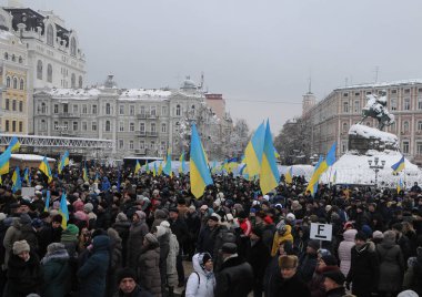 Kiev, Ukrayna Ortodoks United Konseyi kiliselerde tutan 15 Aralık 2018 vesilesiyle Ayasofya Meydanı'nda toplanan insanlar