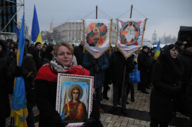 Kiev, Ukrayna Ortodoks United Konseyi kiliselerde tutan 15 Aralık 2018 vesilesiyle Ayasofya Meydanı'nda toplanan insanlar