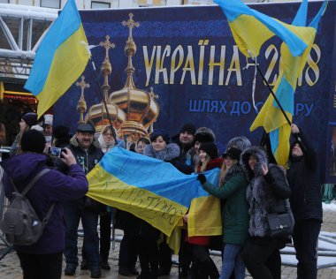 Kiev, Ukrayna Ortodoks United Konseyi kiliselerde tutan 15 Aralık 2018 vesilesiyle Ayasofya Meydanı'nda toplanan insanlar
