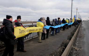 Katılımcılar Dinyeper kıyısında bir yaşam zinciri ile birlik gününde Kiev'de bağlanma eylemi için Paton köprüsünde canlı bir zincir olarak stand 01/22/2017 