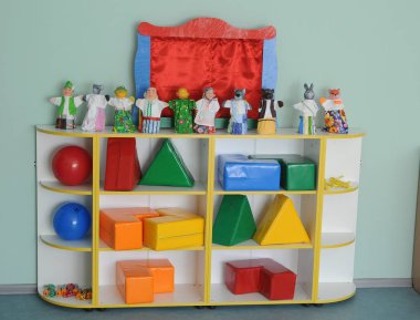 Anaokulu oyuncakları ile raf