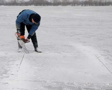 Kurtarma ekipleri Ukrayna Devlet Acil Servisi Kiev ana Müdürlüğü şehrin 24 Ocak 2017 donmuş su depoları önleyici bir baskında yapılan