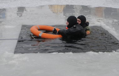 Kurtarma ekipleri Ukrayna Devlet Acil Servisi Kiev ana Müdürlüğü şehrin 24 Ocak 2017 donmuş su depoları önleyici bir baskında yapılan
