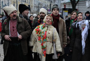 Yıldız ile Noel alayı katılımcıların Kiev, 7 Ocak 2018 sermaye bu gün yıldızlar ve ortak Carol ile Noel alayı barındırılan..