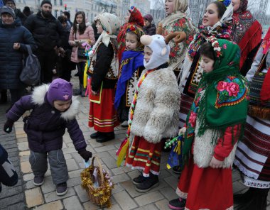 Yıldız ile Noel alayı katılımcıların Kiev, 7 Ocak 2018 sermaye bu gün yıldızlar ve ortak Carol ile Noel alayı barındırılan..
