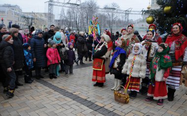 Yıldız ile Noel alayı katılımcıların Kiev, 7 Ocak 2018 sermaye bu gün yıldızlar ve ortak Carol ile Noel alayı barındırılan..