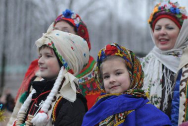Yıldız ile Noel alayı katılımcıların Kiev, 7 Ocak 2018 sermaye bu gün yıldızlar ve ortak Carol ile Noel alayı barındırılan..