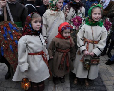 Yıldız ile Noel alayı katılımcıların Kiev, 7 Ocak 2018 sermaye bu gün yıldızlar ve ortak Carol ile Noel alayı barındırılan..
