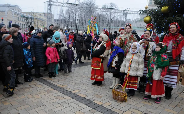 Yıldız ile Noel alayı katılımcıların Kiev, 7 Ocak 2018 sermaye bu gün yıldızlar ve ortak Carol ile Noel alayı barındırılan..