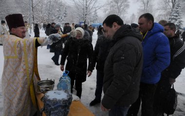 Rahip su kutlama Epiphany sırasında Kiev, 19 Ocak 2018 kutsar.