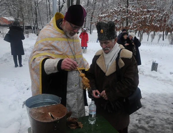 Люди Занурився Льоду Отвір Під Час Святкування Водохреща Гідропарку Київ — стокове фото