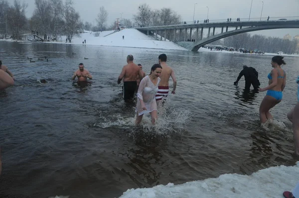 Люди Погружаются Ледяную Яму Время Празднования Богоявления Гидропарке Киев Украина — стоковое фото