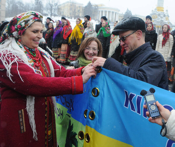 Самый длинный флаг Украины был развернут на Крещатике ко Дню объединения Украины, в Киеве, 22 января 2018 года
. 