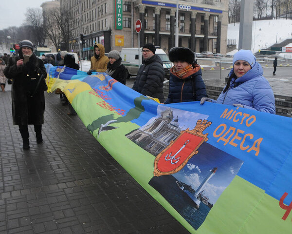 Самый длинный флаг Украины был развернут на Крещатике ко Дню объединения Украины, в Киеве, 22 января 2018 года
. 